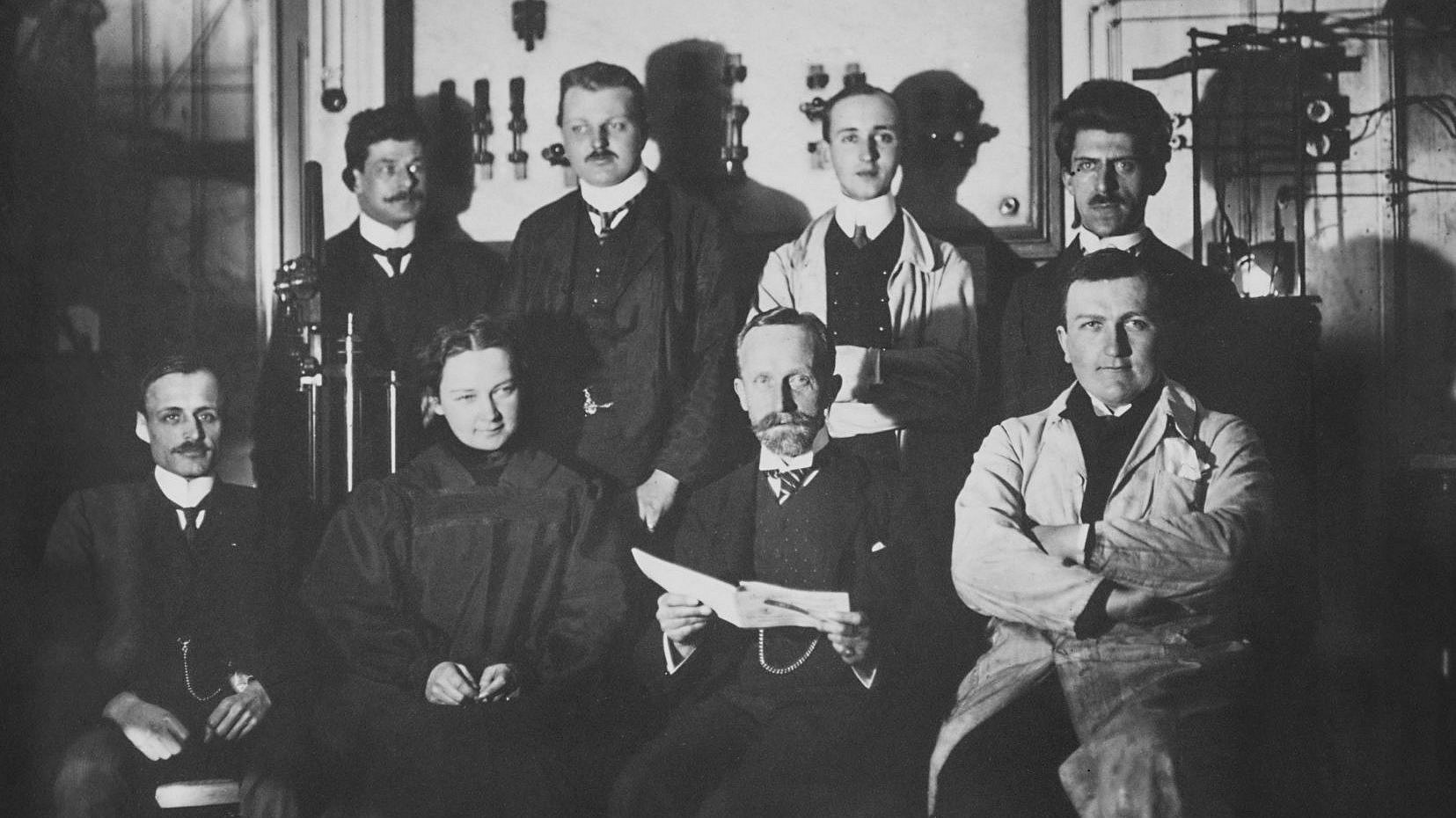 Das historische Bild zeigt Hilde Mollier im Kreise der Kollegen in der Technischen Physik (untere Reihe, zweite von links).