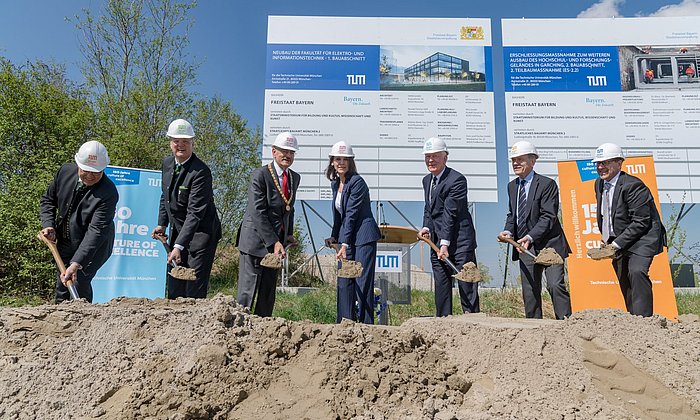 The groundbreaking ceremony. From left: Albert Berger, TUM Senior Executive Vice President – Human Resources, Administration and Finance, Dr. Dietmar Gruchmann, mayor of Garching, TUM-President Wolfgang A. Herrmann, Science Minister Prof. Marion Kiechle, architect Prof. Gunter Henn, Dr. Georg Freiherr von Waldenfels, Chair of the TUM University Council, and Prof. Wolfgang Utschick, dean of the department.