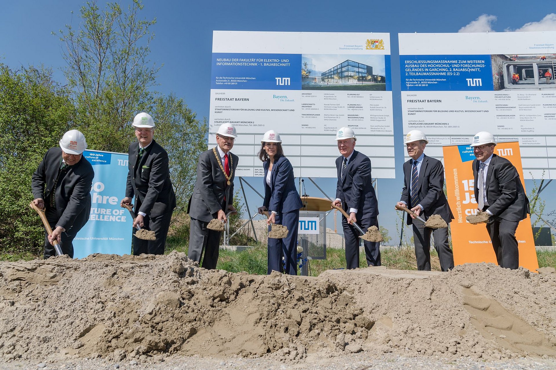 The groundbreaking ceremony. From left: Albert Berger, TUM Senior Executive Vice President – Human Resources, Administration and Finance, Dr. Dietmar Gruchmann, mayor of Garching, TUM-President Wolfgang A. Herrmann, Science Minister Prof. Marion Kiechle, architect Prof. Gunter Henn, Dr. Georg Freiherr von Waldenfels, Chair of the TUM University Council, and Prof. Wolfgang Utschick, dean of the department.