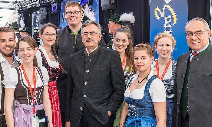 Präsident Wolfgang A. Herrmann und Kanzler Albert Berger mit Studierenden auf dem "maiTUM" 2017.