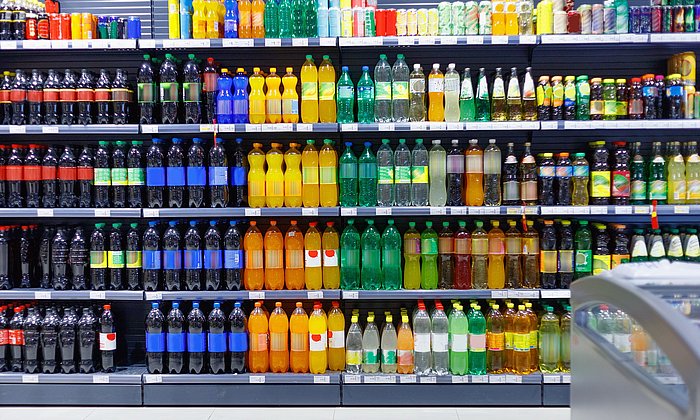 Ein Supermarkt-Regal mit Softdrinks