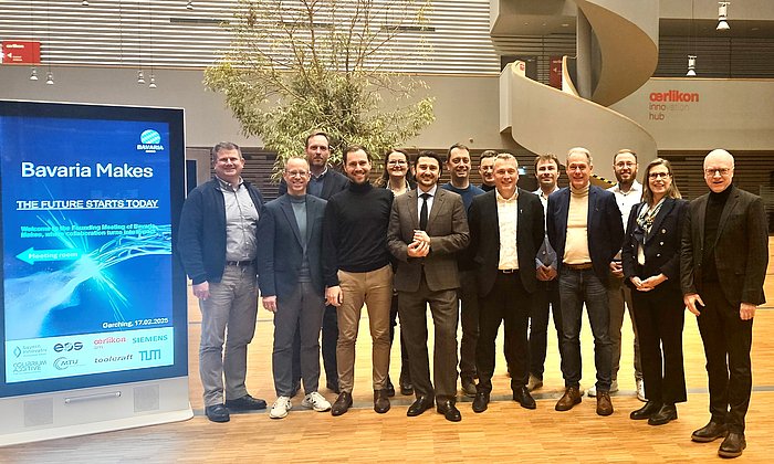 Bayerns Hightech-Allianz für die Fertigung der Zukunft, v.l.: Peter Mayr (TUM), Karsten Heuser (Siemens), Robert Dean (Colibrium Additive), Markus Obermeier (Siemens), Katrin Wudy (TUM), Marius Lakomiec (EOS), Marcus Giglmaier (Oerlikon), Nikolaus Adams (TUM), Christoph Hauck (toolcraft), Josip Vincic (TUM), Jürgen Kraus (MTU), Joseph Hofmann (TUM), Ines Soehngen (MTU), Matthias Konrad (Bayern Innovativ)