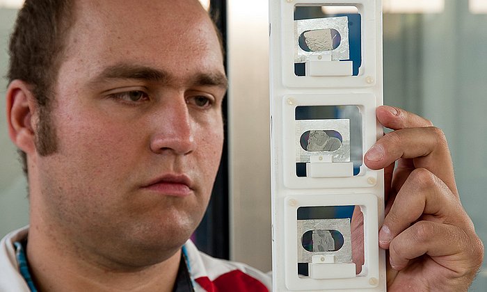 J. Lichtinger examins brain tissue samples at TUM's Research Neutron Source FRM II - Photo: W. Schuermann / TUM