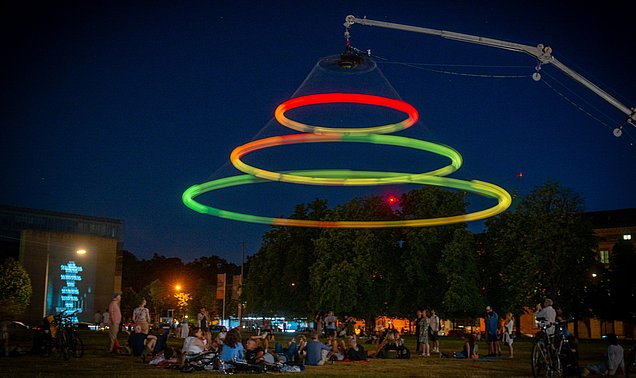 Beim Kunstarealfest 2025 ist die Licht- und Klanginstallation "Sonic Revolutions / Heaven's Caroussel" des Künstlers Tim Otto Roth vor der Alten Pinakothek zu sehen. Die Installation ist in Kooperation des TUM Center for Culture and Arts und der Professur für Audio-Signalverarbeitung an der TUM (Prof. Seeber) entstanden.