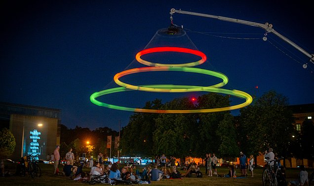 Beim Kunstarealfest 2025 ist die Licht- und Klanginstallation "Sonic Revolutions / Heaven's Caroussel" des Künstlers Tim Otto Roth vor der Alten Pinakothek zu sehen. Die Installation ist in Kooperation des TUM Center for Culture and Arts und der Professur für Audio-Signalverarbeitung an der TUM (Prof. Seeber) entstanden.