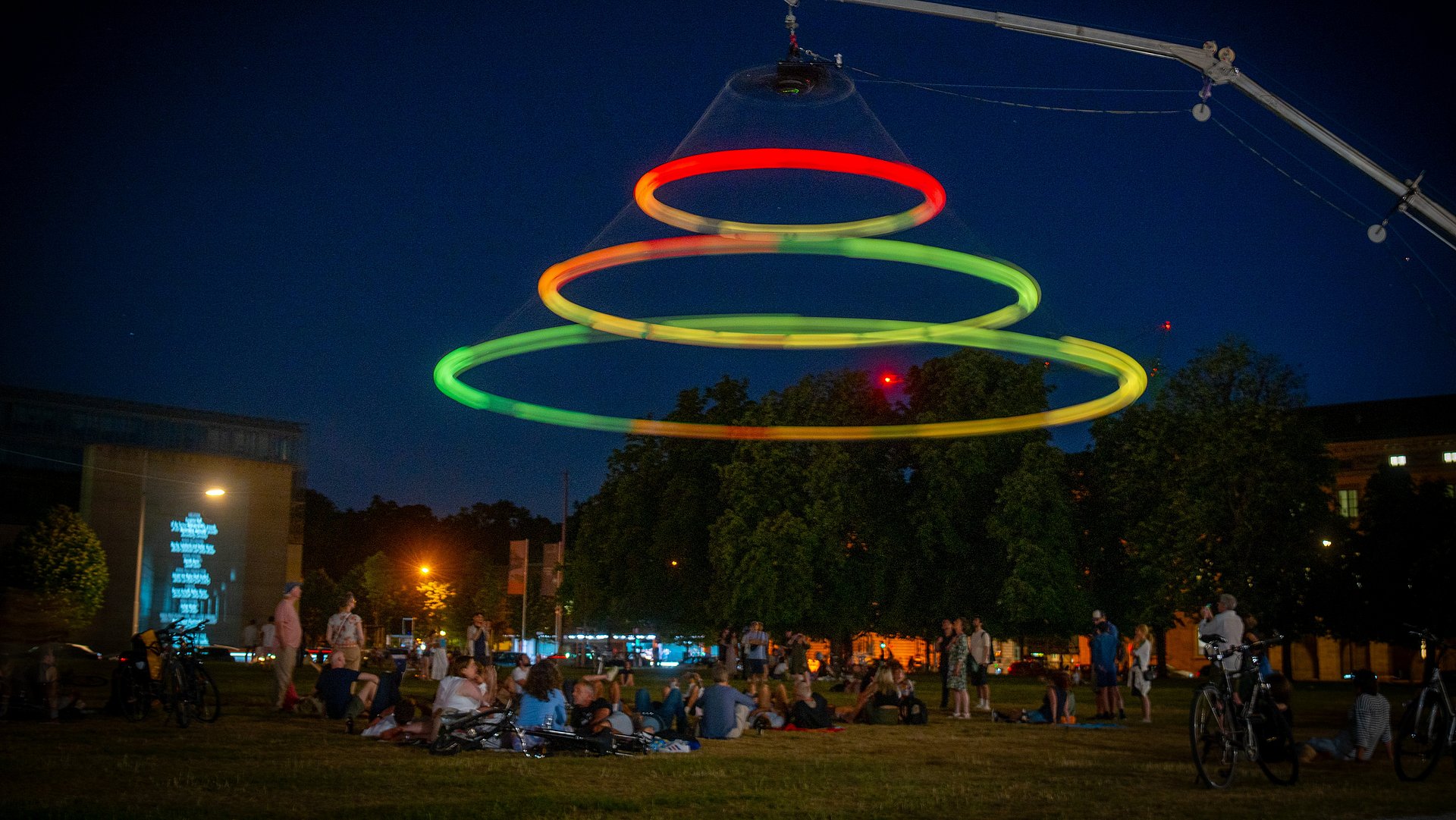 Installation "Sonic Revolutions" von Tim Otto Roth beim Kunstareal-Fest 2025 in München Beim Kunstarealfest 2025 ist die Licht- und Klanginstallation "Sonic Revolutions / Heaven's Caroussel" des Künstlers Tim Otto Roth vor der Alten Pinakothek zu sehen. Die Installation ist in Kooperation des TUM Center for Culture and Arts und der Professur für Audio-Signalverarbeitung an der TUM (Prof. Seeber) entstanden.