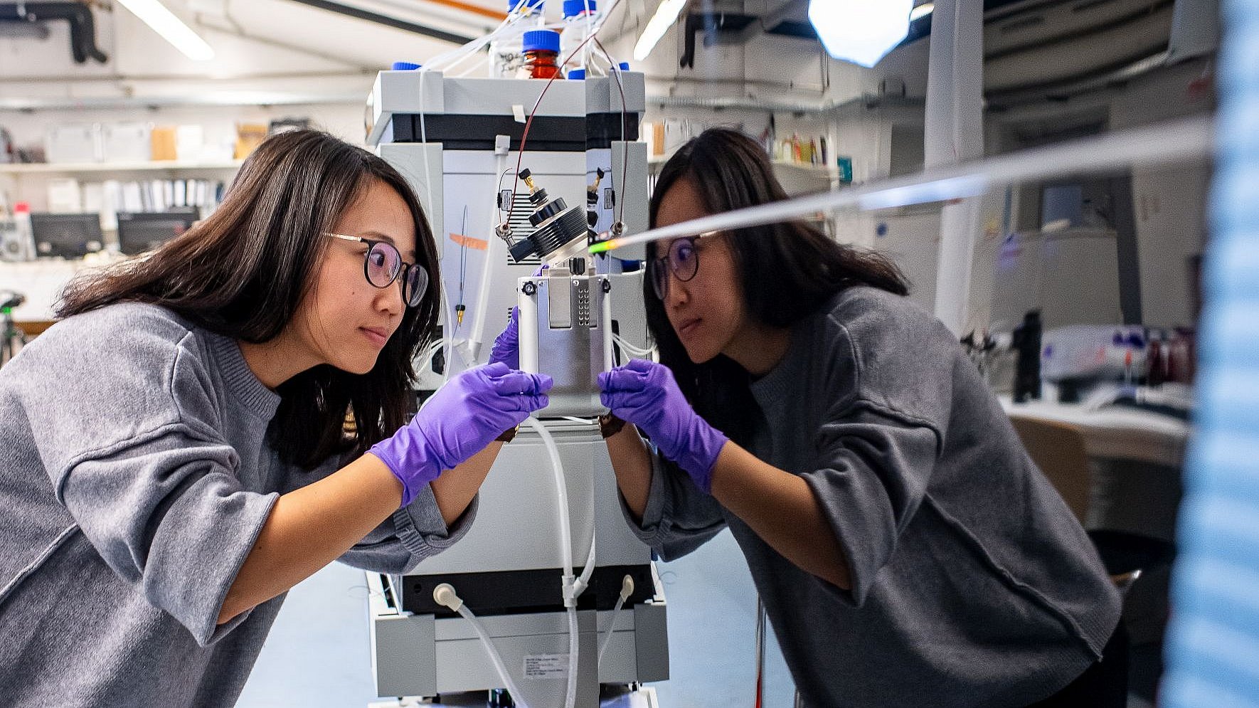Eine Studierende bei der Arbeit am Massenspektrometer Eine Studierende bei der Arbeit am Massenspektrometer