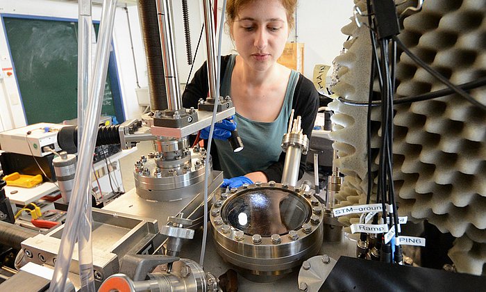 Doktorandin Alissa Wiengarten an der Vakuum-Anlage, in der die Molekül-Tapes entstehen sollen.