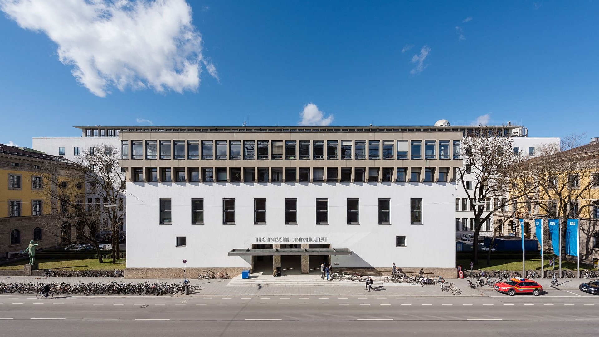 r Haupteingang der TUM in der Arcisstraße 21, aufgenommen 2017.