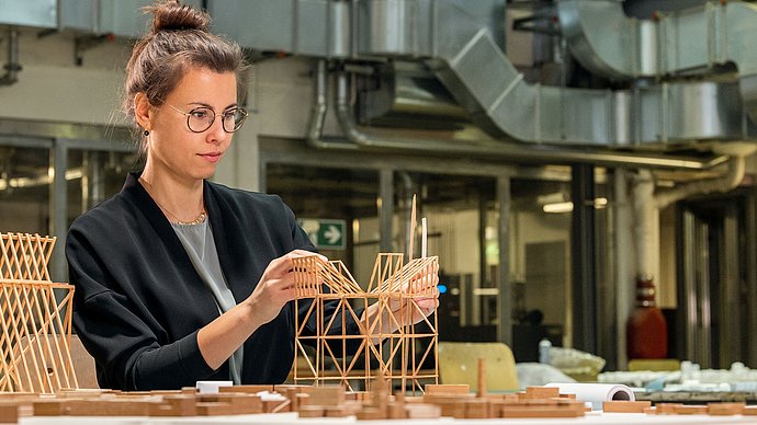 Die Umweltingenieurin Laura Franke forscht im Bereich Gebäudetechnologie und klimagerechtes Bauen am Department of Architecture der TUM School of Engineering. 