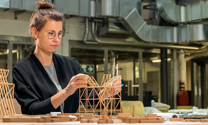 Die Umweltingenieurin Laura Franke forscht im Bereich Gebäudetechnologie und klimagerechtes Bauen am Department of Architecture der TUM School of Engineering. 
