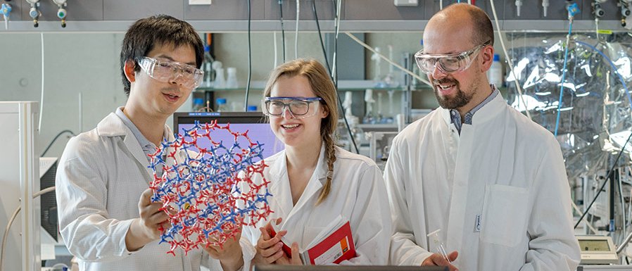 Mitarbeiter von Prof. Lerchers Team im Labor des Katalyseforschungszentrums. Dr. Yue Liu, Teresa Schachtl und Daniel Melzer  (vlnr; Bild: Andreas Heddergott / TUM)