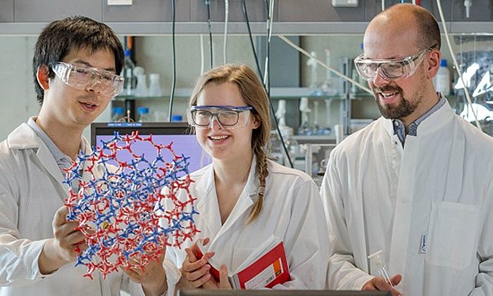 Mitarbeiter von Prof. Lerchers Team im Labor des Katalyseforschungszentrums. Dr. Yue Liu, Teresa Schachtl und Daniel Melzer  (vlnr; Bild: Andreas Heddergott / TUM)