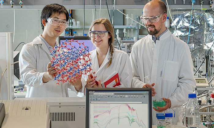 Members of Prof. Lercher’s team at the Catalysis Research Center: Dr. Yue Liu, Teresa Schachtl and Daniel Melzer (fltr; Image: Andreas Heddergott / TUM)