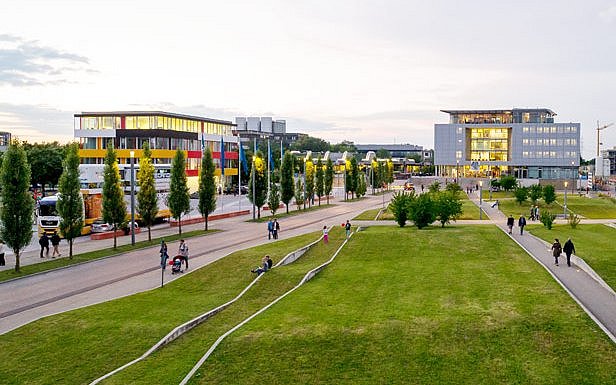 Blick über den Campus Garching-Forschungszentrum mit dem TUM Insitute for Advanced Study (IAS) in der Dämmerung