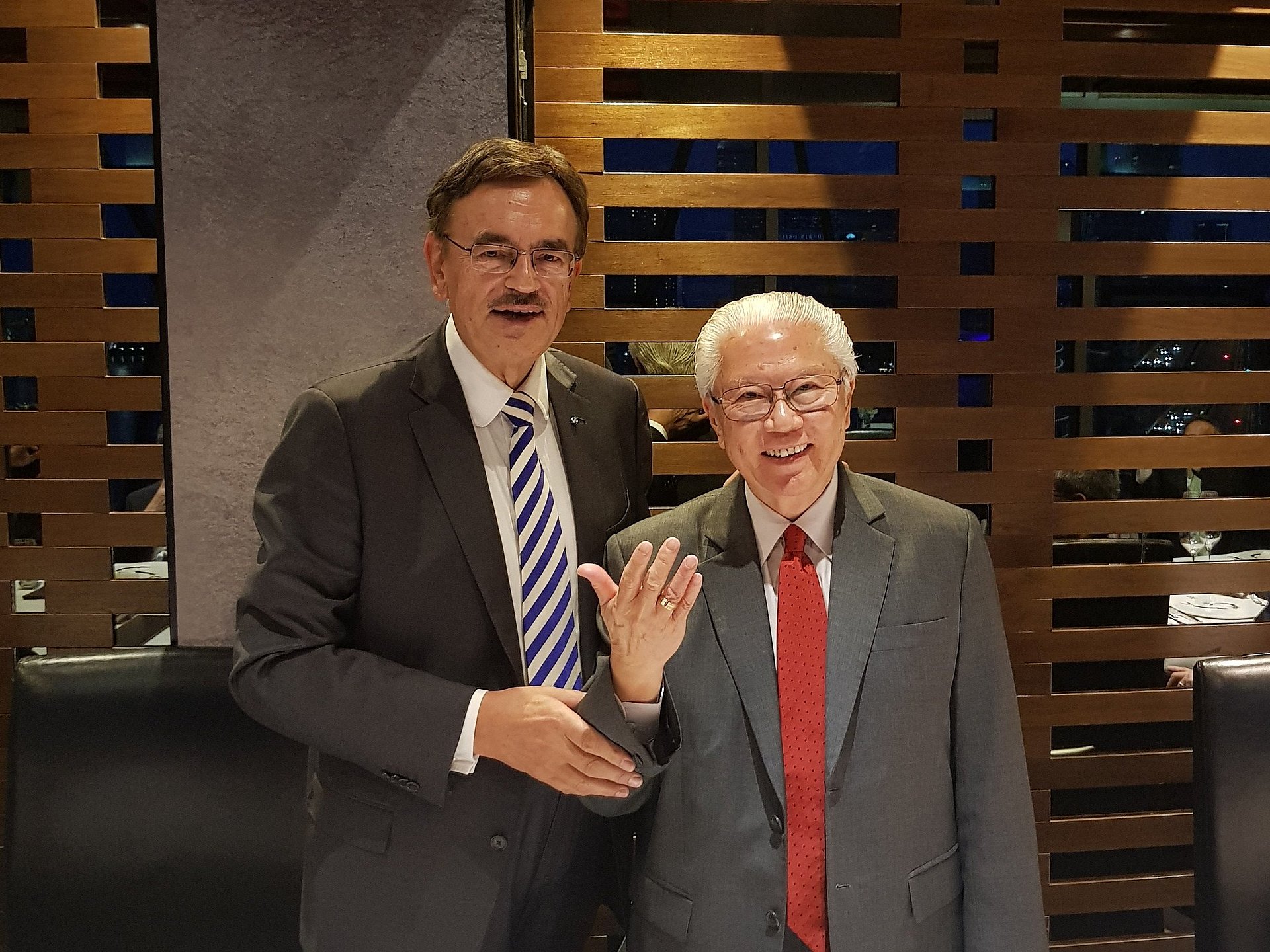 On a visit to TUM Asia, TUM President Wolfgang A. Herrmann presented the Golden Ring of Honor to Tony Tan.
