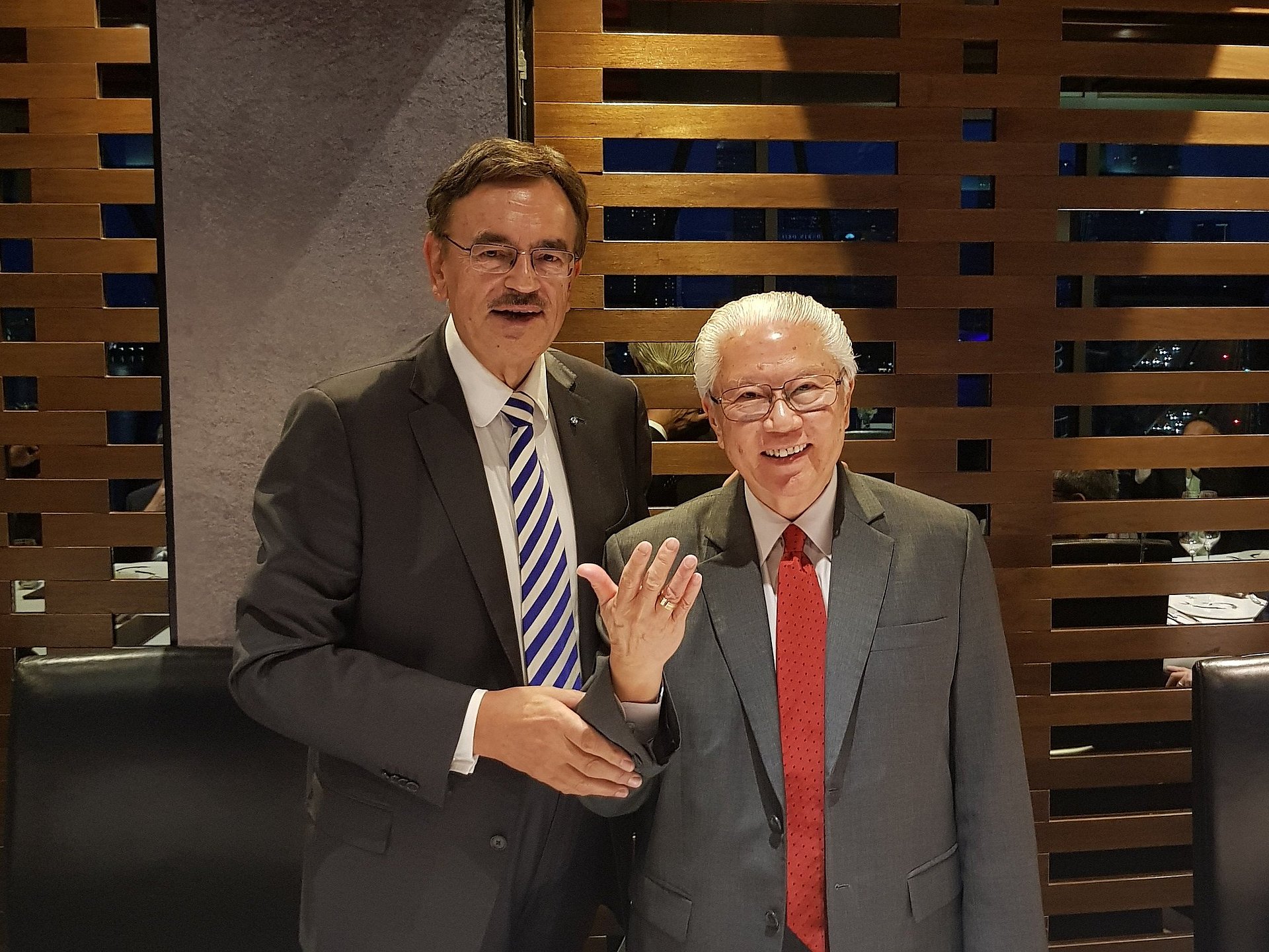 Bei einem Besuch von TUM Asia überreichte TUM-Präsident Wolfgang A. Herrmann den Goldenen Ehrenring an Tony Tan.