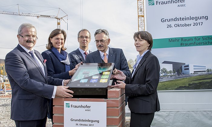 AISEC cornerstone ceremony: Fraunhofer President, Prof. Reimund Neugebauer, Bavarian Minister Ilse Aigner, TUM Professor and AISEC co-director, Prof. Georg Sigl, TUM President Wolfgang Herrmann, TUM Professor and AISEC co-director, Prof. Claudia Eckert (from left to right). (Photo: Fraunhofer)