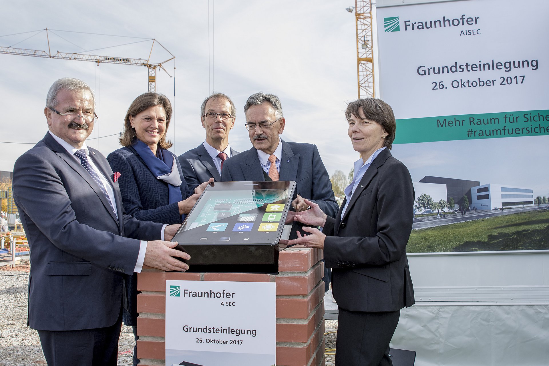 AISEC cornerstone ceremony: Fraunhofer President, Prof. Reimund Neugebauer, Bavarian Minister Ilse Aigner, TUM Professor and AISEC co-director, Prof. Georg Sigl, TUM President Wolfgang Herrmann, TUM Professor and AISEC co-director, Prof. Claudia Eckert (from left to right). (Photo: Fraunhofer)