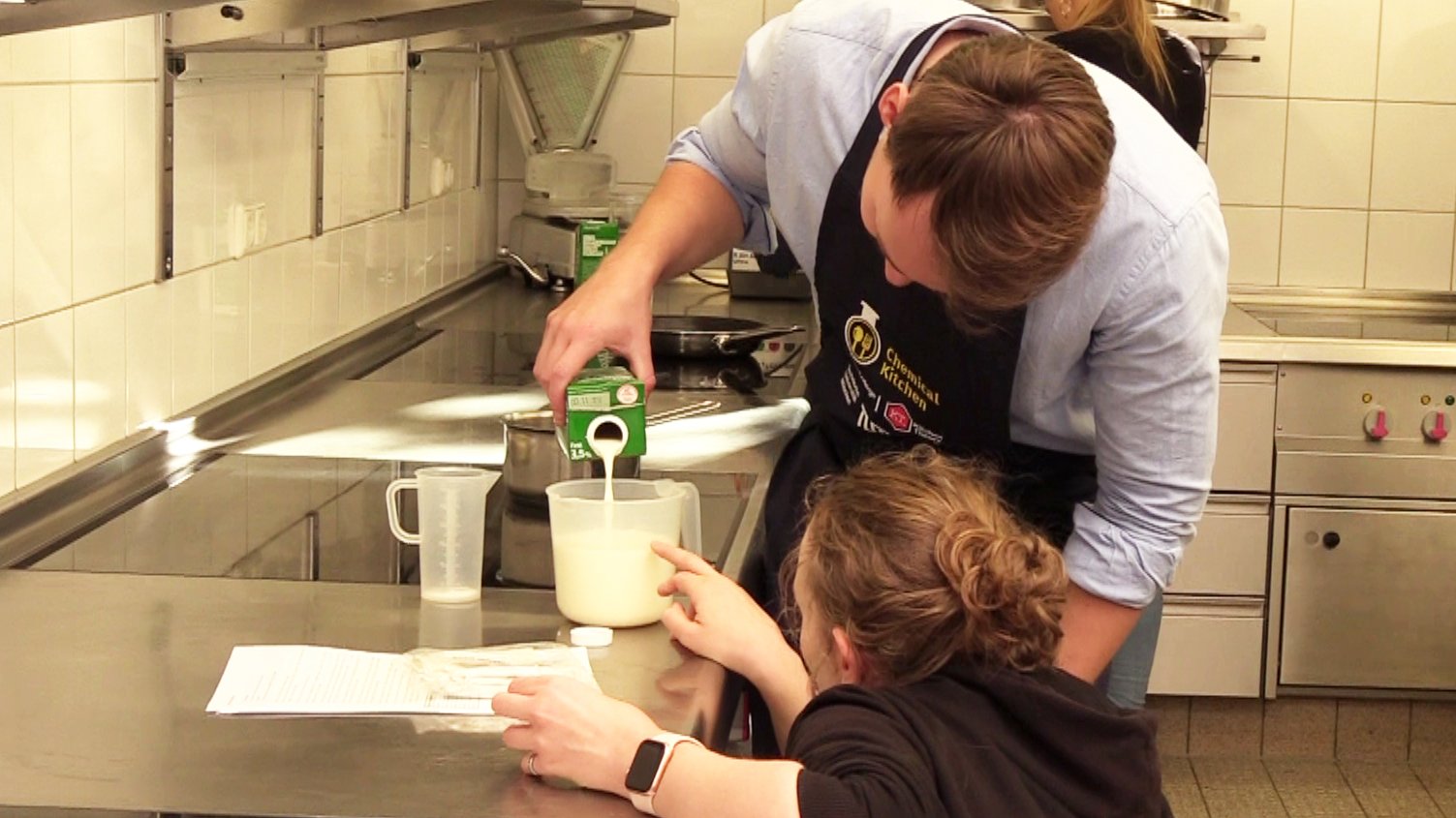 Die TUM-Studierenden Polina Pelkonen und Cornelius Berberich in der Chemical Kitchen.