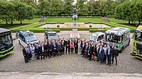 Teilnehmende des IAA Roundtable „Modellregionen für Autonomes Fahren im ÖPNV“  im Hof der Staatskanzlei vor autonom fahrenden Fahrzeugen