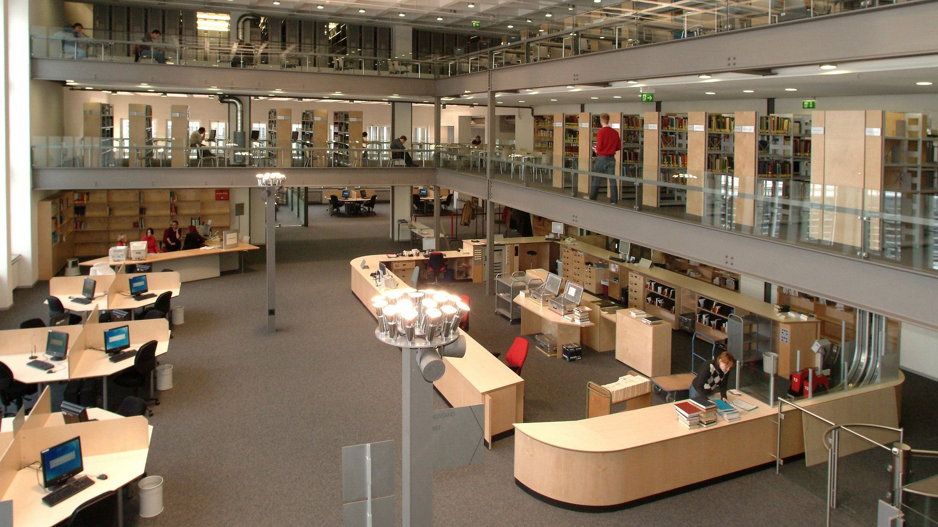 Moderner Lesesaal der Universitätsbibliothek am Stammgelände  München in der Arcisstraße 21.