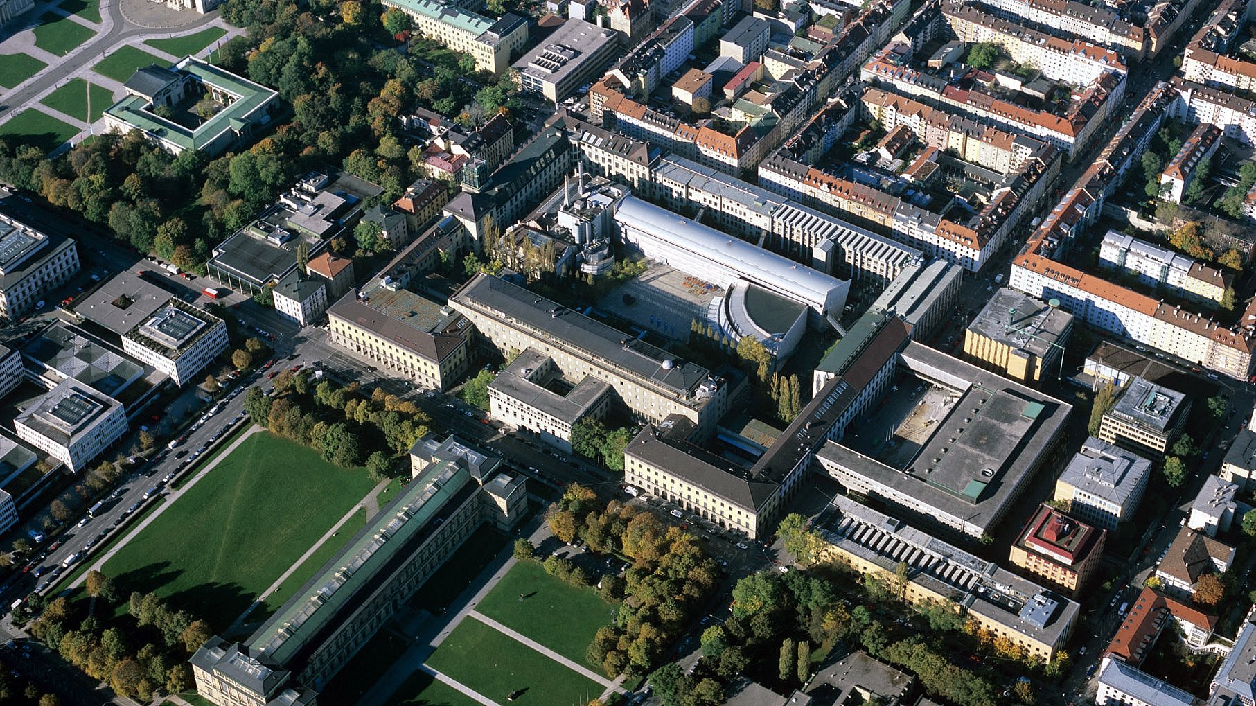 Luftbild des Stammgeländes der TUM in der Münchner Innenstadt im Jahr 2013. 