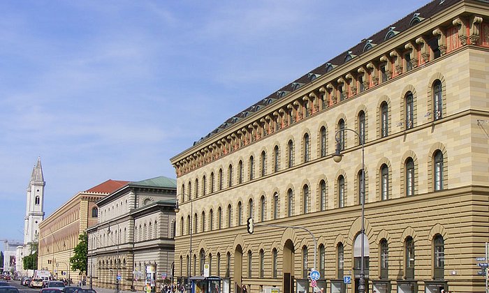 [Translate to en:] Gebäude der Hochschule für Politik an der Münchner Ludwigstraße