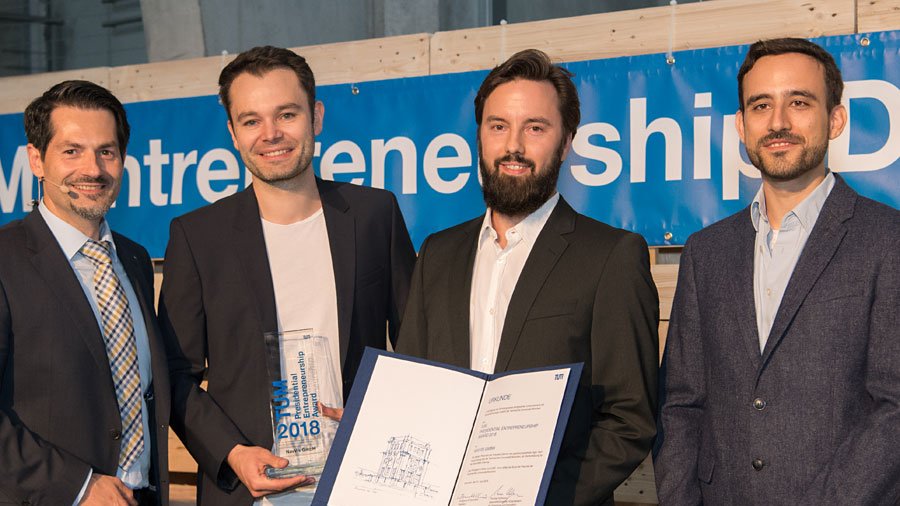 Das Sieger-Team von NavVis mit TUM-Vizepräsident Thomas Hofmann. (Bild: U. Benz / TUM)