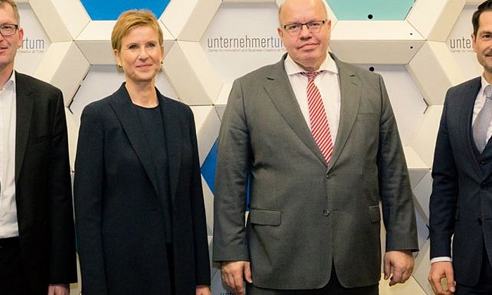 Wirtschaftsminister Peter Altmaier mit Heltmut Schönenberger und Susanne Klatten von UnternehmerTUM und TUM-Vizepräsident Thomas Hofmann. (Bild: UnternehmerTUM / B. Willer)