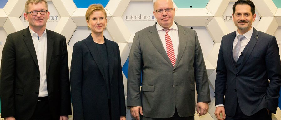 Wirtschaftsminister Peter Altmaier mit Heltmut Schönenberger und Susanne Klatten von UnternehmerTUM und TUM-Vizepräsident Thomas Hofmann. (Bild: UnternehmerTUM / B. Willer)