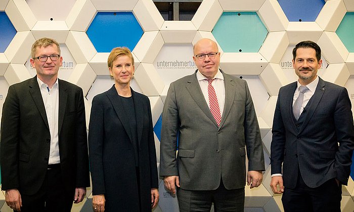 Peter Altmaier with Heltmut Schönenberger and Susanne Klatten of UnternehmerTUM and TUM Vice President Thomas Hofmann. (Image: UnternehmerTUM / B. Willer)