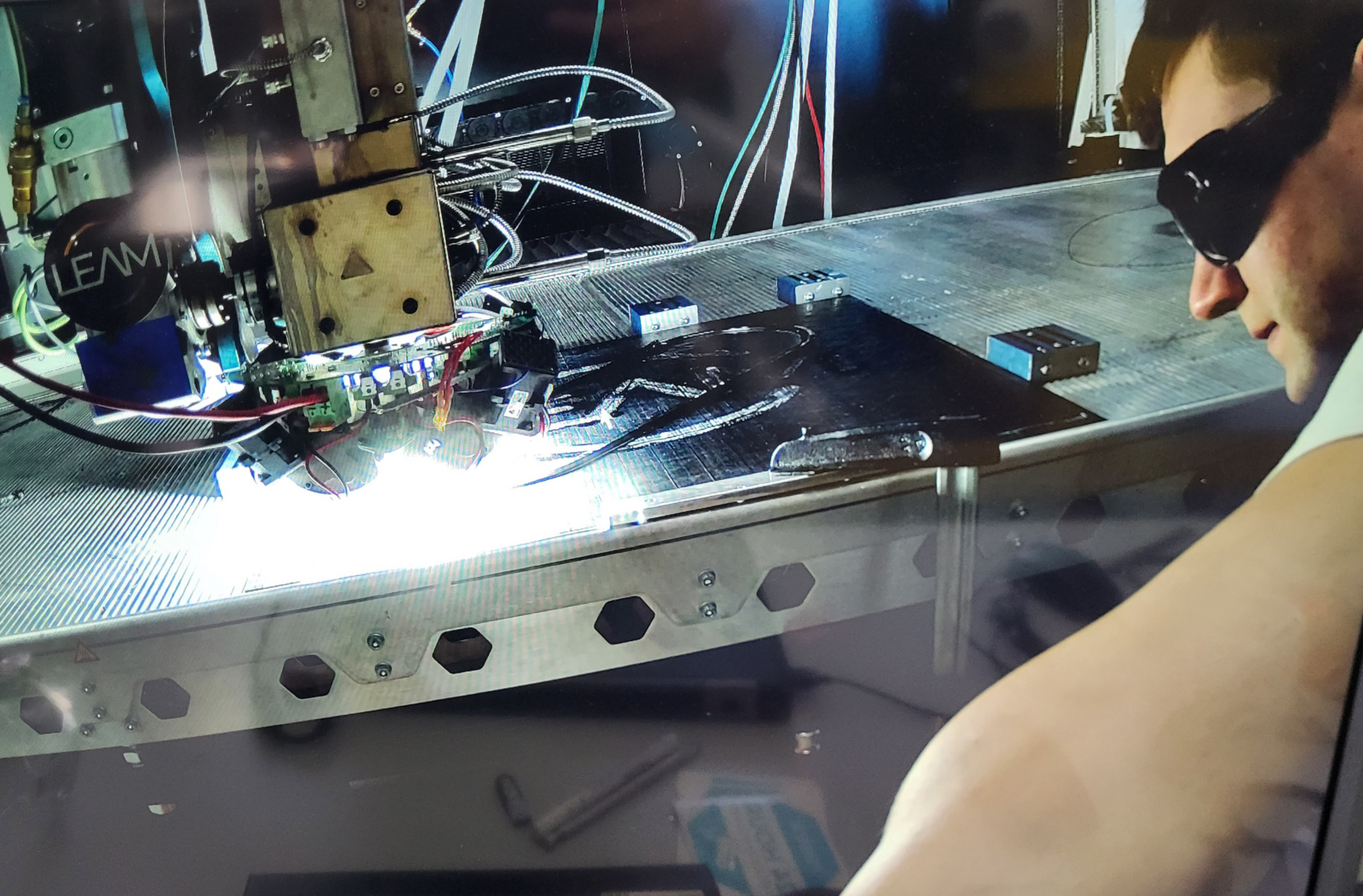LEAM Technik bei der Arbeit Licht hilft einem 3D-Drucker dabei, Druckschichten besser miteinander zu verbinden.