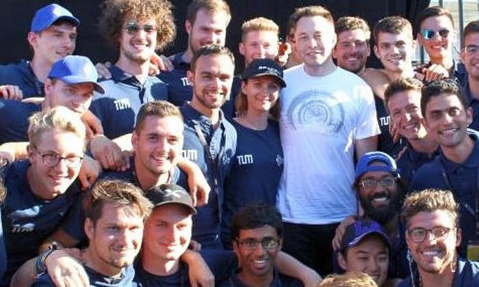 Elon Musk mit dem WARR Hyperloop Team.