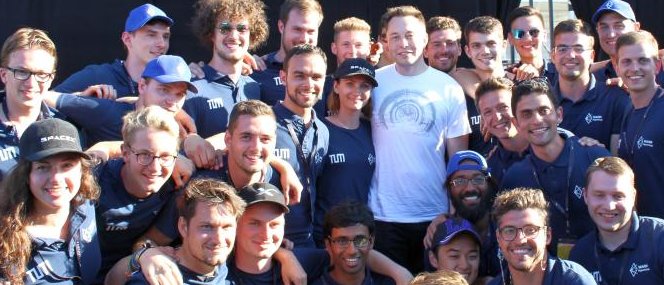 Elon Musk mit dem WARR Hyperloop Team.