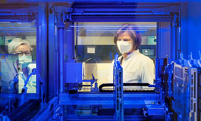 Prof. Dr. med. Ulrike Protzer (r), head of the Institute for Virology at the Technical University of Munich and Director at the Helmholtz Munich, with an employee at the PCR analyzer in the Institute for Virology at the TUM university hospital Klinikum rechts der Isar.