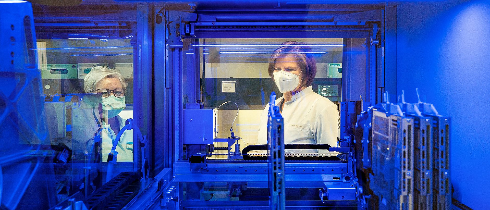 Prof. Dr. Ulrike Protzer im Institut für Virologie der TUM Prof. Dr. med. Ulrike Protzer (r), Leiterin des Instituts für Virologie der Technischen Universität München und Direktorin am Helmholtz Munich, mit einer Mitarbeiterin am PCR-Analyseautomaten im Institut für Virologie am Klinikum rechts der Isar.