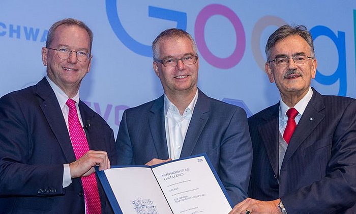 Eric Schmidt, der Münchner Google-Leiter Wieland Holfelder und TUM-Präsident Wolfgang A. Herrmann. Eric Schmidt  am Rednerpult