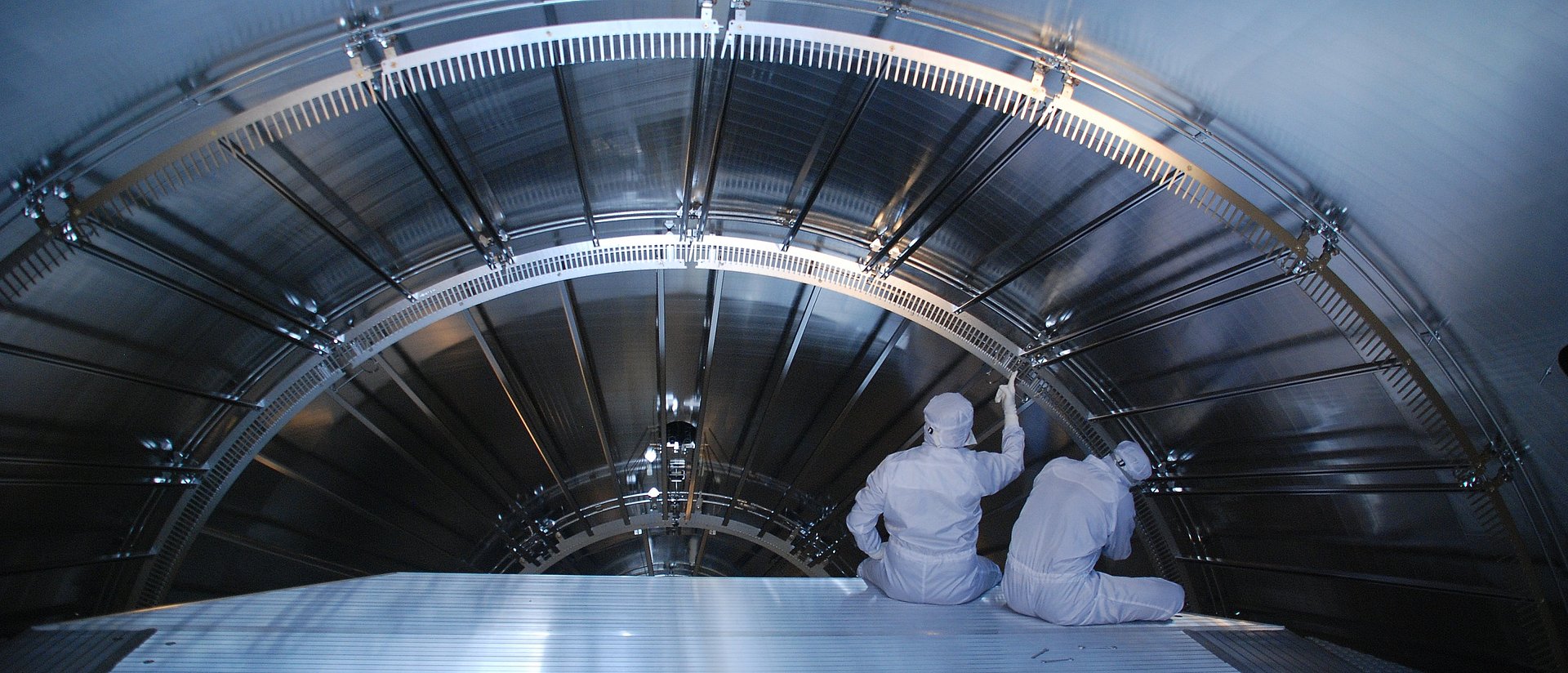 Hauptspektrometer KATRIN-Experiment Einbau von Elektroden in das Hauptspektrometer des KATRIN-Experiments