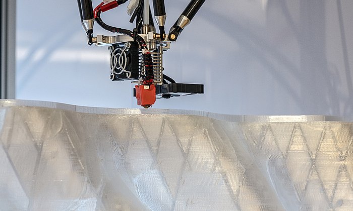 3D-Drucker druckt Fassadenteil.