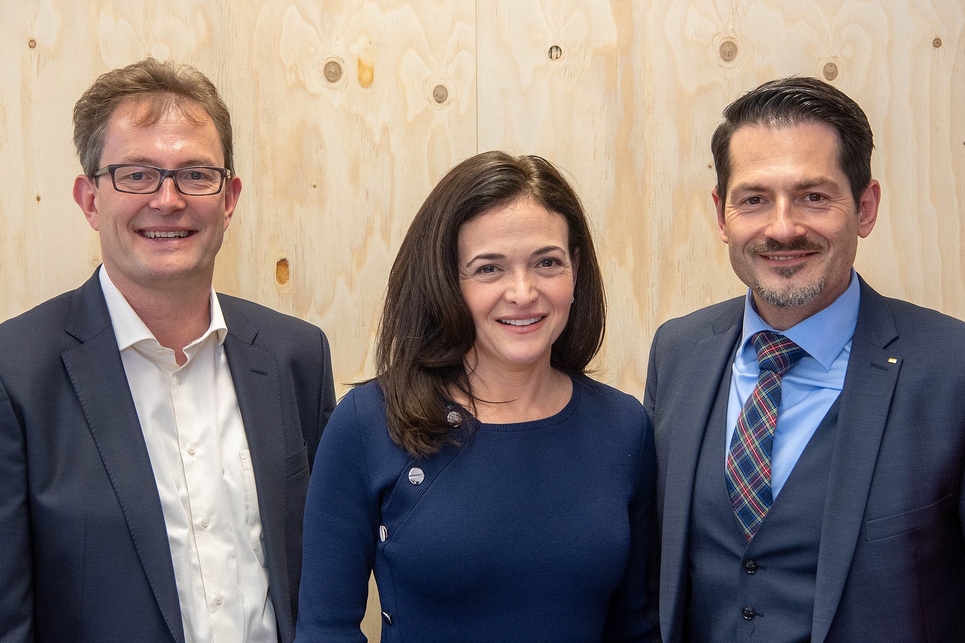 Facebook-COO Sheryl Sandberg mit TUM-Vizepräsident Prof. Thomas Hofmann und Projektkoordinator Prof. Christoph Lütge (l.)  auf der Konferenz "Digital-Life Design" in München. (Bild: Heddergott / TUM)