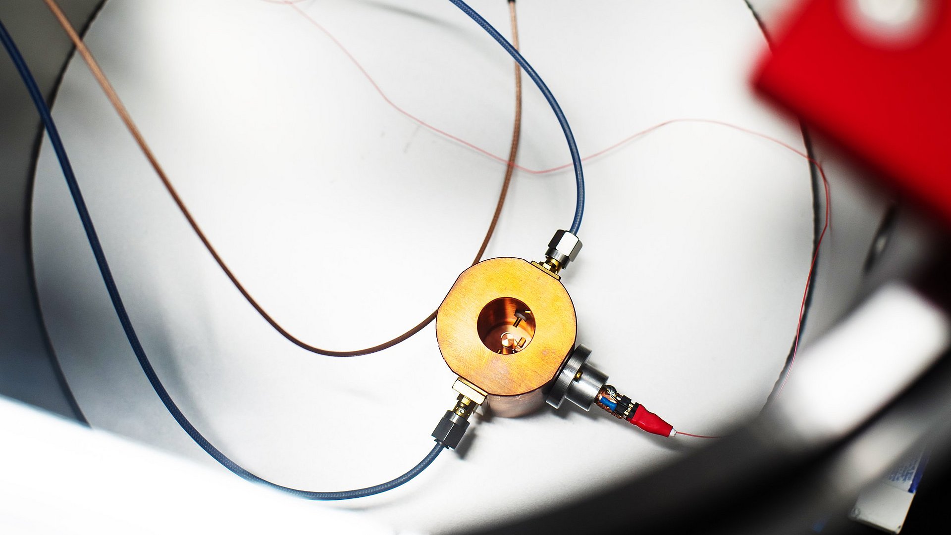 Close-up view inside the vacuum chamber where the nanostring (not visible here) is measured.