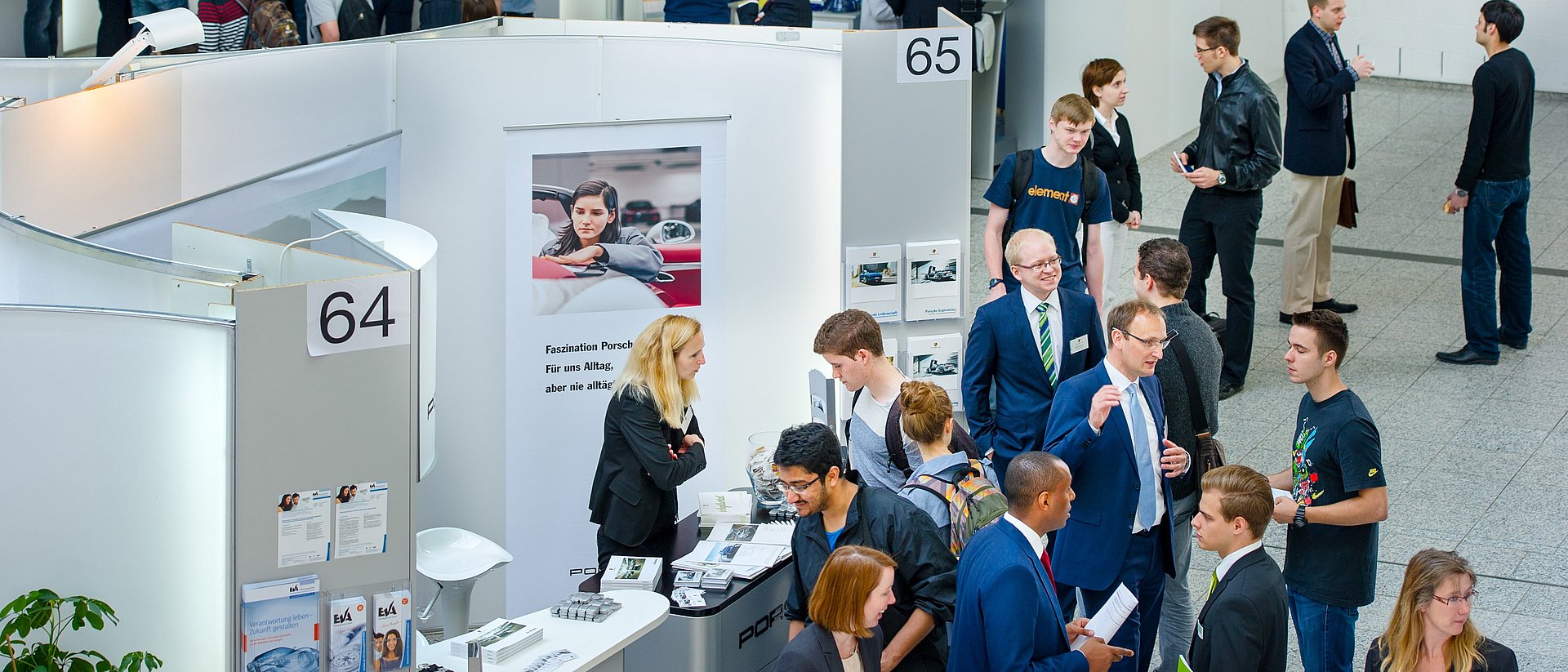 Besucher und Aussteller auf der IKOM.