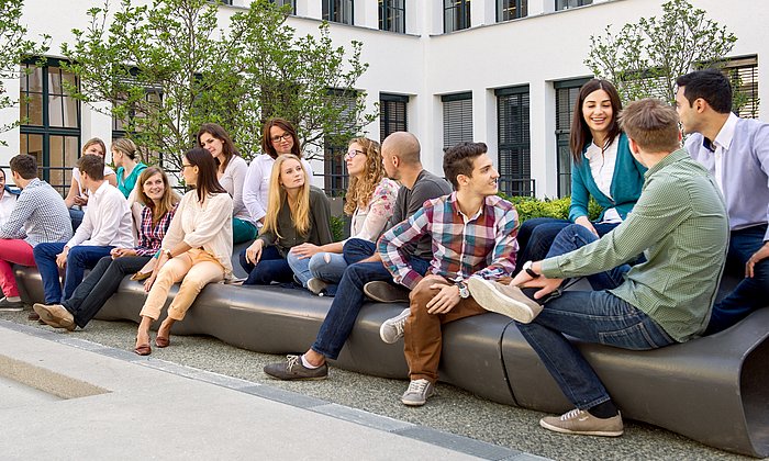 Studierende unterhalten sich auf dem Innenhof des TUM-Stammgeländes