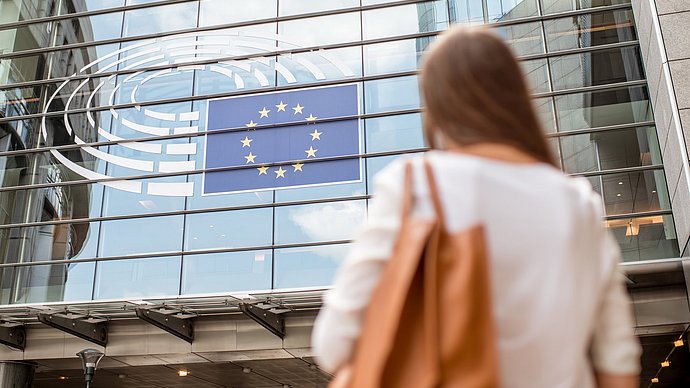 Eine Frau vor dem Europäischen Parlament
