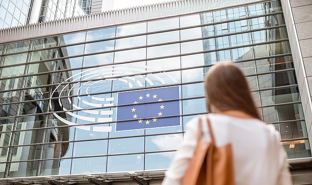 Eine Frau vor dem Europäischen Parlament
