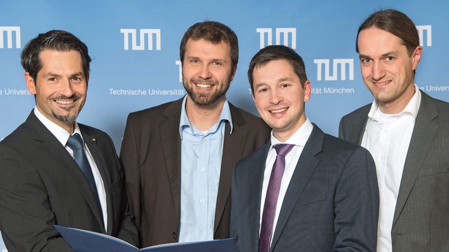 Vizepräsident Thomas Hofmann gratuliert den Gründern Andreas Schuster, Andreas Sichert und Richard Aumann. (Bild: Heddergott / TUM) Vizepräsident Thomas Hofmann gratuliert den Gründern Andreas Schuster, Andreas Sichert und Richard Aumann.