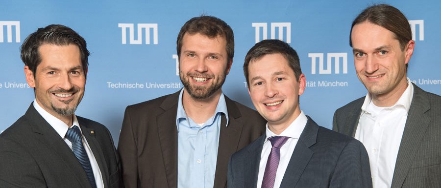 Vice President Thomas Hofmann congratulates the start-up founders Andreas Schuster, Andreas Sichert and Richard Aumann. (Photo: Heddergott / TUM) Vice President Thomas Hofmann congratulates the start-up founders Andreas Schuster, Andreas Sichert and Richard Aumann.