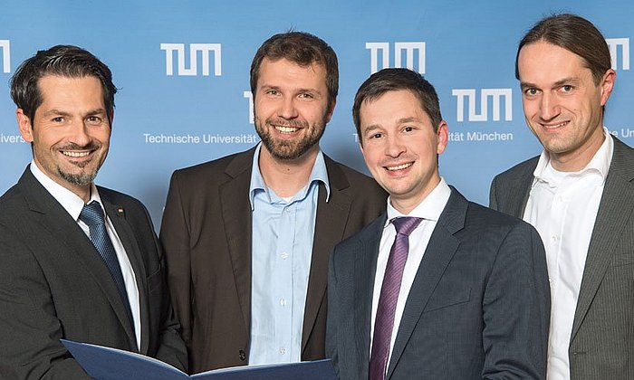 Vizepräsident Thomas Hofmann gratuliert den Gründern Andreas Schuster, Andreas Sichert und Richard Aumann.