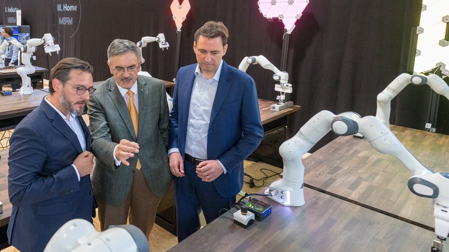 Einblicke in die Zukunft der Robotik: Prof. Sami Haddadin, TUM-Präsident Wolfgang A. Herrmann und Digitalisierungsminister Georg Eisenreich (von links). (Bild: A. Heddergott / TUM) Prof. Sami Haddadin, TUM-Präsident Wolfgang A. Herrmann und Digitalisierungsminister Georg Eisenreich (von links).